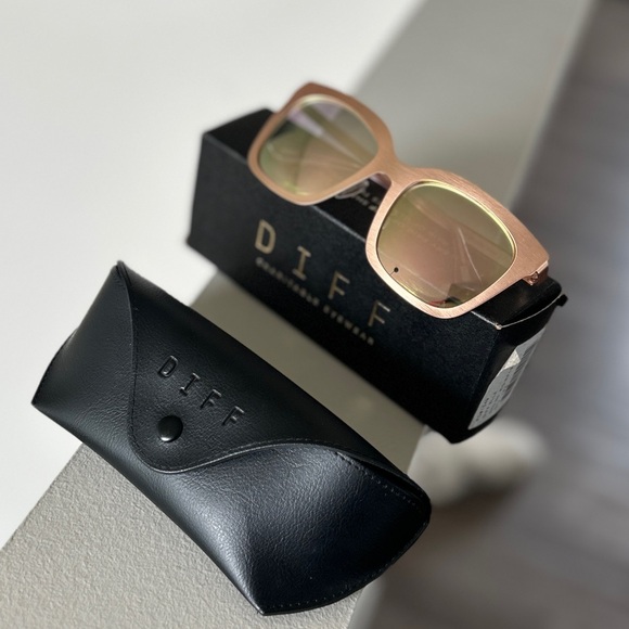 DIFF Eyewear Ella Rose Gold Brown Gradient Sunglasses - Picture 4 of 11